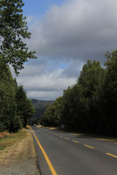 XxPrOzMeNxX en Hamelin: Paisaje, #carretera #arbokes #linea #amarilla #cerro #nubes #cielo #azul 