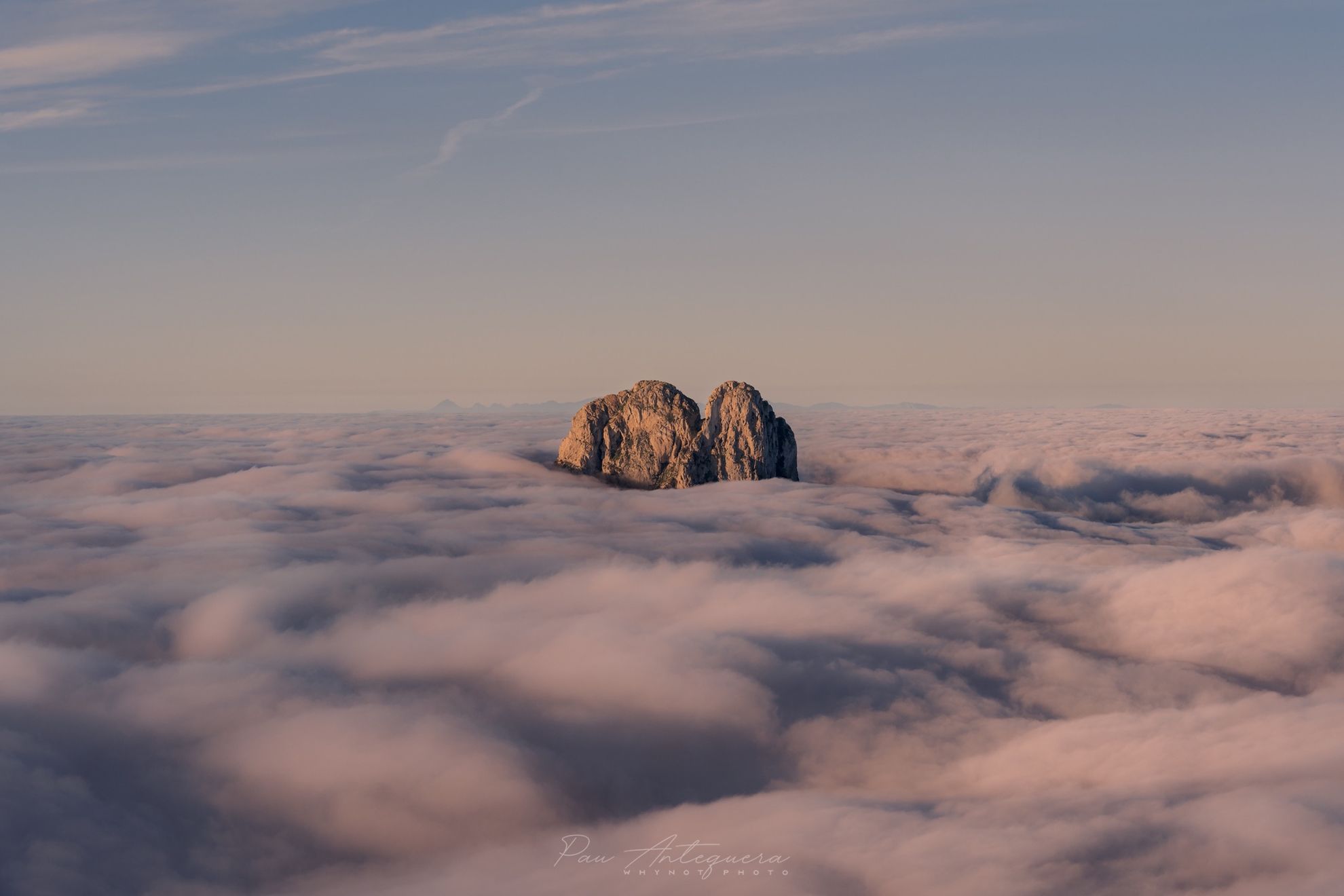 Amanecer con Es Vedrà (Islas Baleares) como testigo