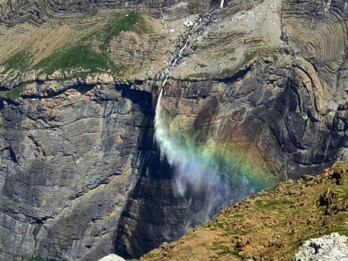 aidalzira en Hamelin: Paisaje  (Gavarnie-Gèdre), Enamorada me dejó está cascada tan increíble, así que volveré para verla desde abajo, La foto está desde...