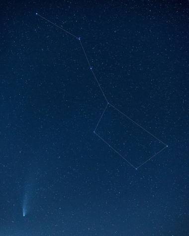 David Rubio en Hamelin: Paisaje  (Los Barrios), Cometa Neowise C/2020 F3 en el cielo junto a la constelación de la Osa Mayor (Ursa Mayor).

#cadiz #campode...