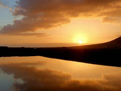 Melchique en Hamelin: Paisaje  (Granadilla de Abona), Atardecer encima de la montaña roja.
#tenerife #elmedano #landscapephotography #atardecer #sunrise @m...