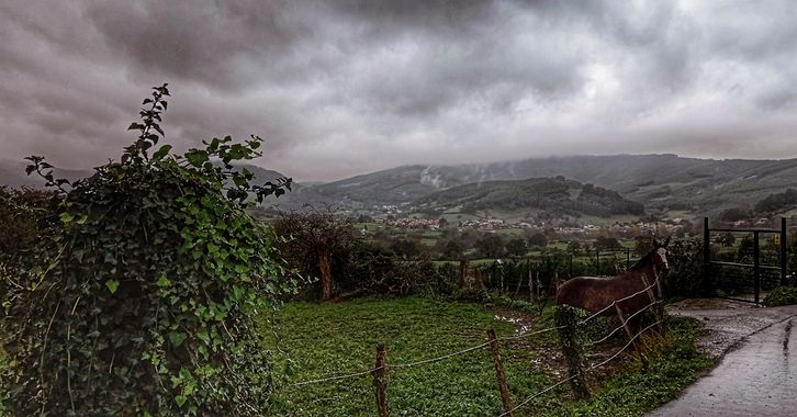 Sortueta en Hamelin: Paisaje  (Castro-Urdiales), Y entre la niebla...