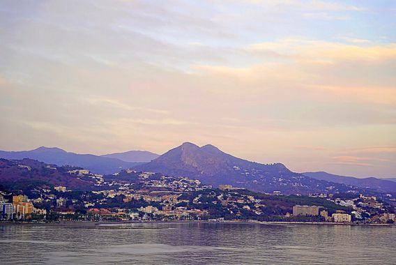 Gulliver1956 en Hamelin: Paisaje  (Málaga), El cerro San Antón, más conocido como monte San Antón (508 msnm), con su posición privilegiada sobre la bahía c...