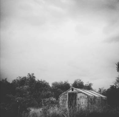 VickyOnTheRocks en Hamelin: Paisaje  (Liria), #miscaminatas #miscaminos #senderos #casasviejas #oldies #barn #bNw