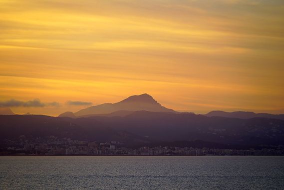 Gulliver1956 en Hamelin: Paisaje  (Llucmajor), 🌅 Atardeceres en Mallorca. Al fondo el Puig de Galatzó (1027 msnm), destaca sobre las otras cumbres de la p...