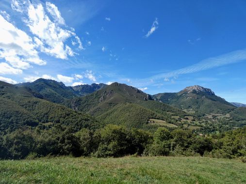 mariale en Hamelin: Paisaje, 📸 #marialemdza
jueves, 08/09/2022
.
.
#Asturias #PrincipadoDeAsturias
#Naturaleza #BellezaNatural  #Montaña  #green #mountai...