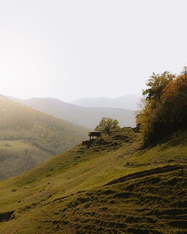 Luciagaro en Hamelin: Paisaje  (Asturias), Un horreo ante la inmensidad del paisaje. 