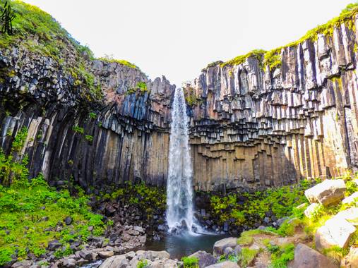 Jesús Foronda en Hamelin: Paisaje  (Sveitarfélagið Hornafjörður), vartifoss, (la cascada negra). Tiene una caída de 20 m desde un acantilado en forma de me...