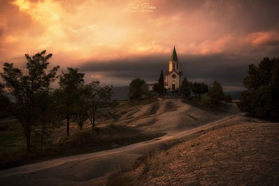 Justi en Hamelin: Paisaje  (Manlleu), El Santuario de Puig-agut es una preciosa ermita que está situada en un enclave único e increíble de la comarca de Os...