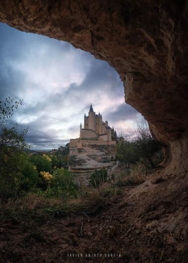 Javier Enjuto Garcia en Hamelin: Paisaje  (Segovia), #alcazardesegovia #alcazar #castillo #cielo #skylovers # #landscape #segovia #cueva 