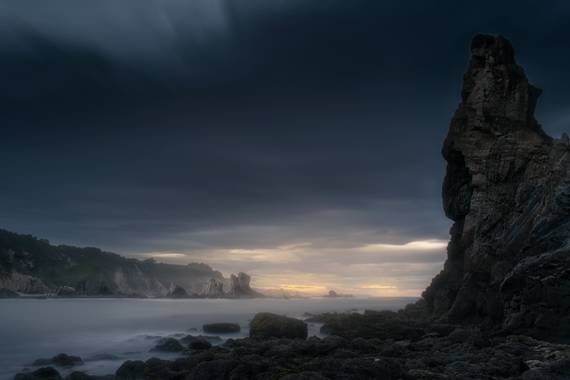 Unaflortraselvisor en Hamelin: Paisaje  (Cudillero), Playa del Silencio, Asturias... Vista desde abajo un día de tormenta.

#asturias #asturias_ig#asturias...