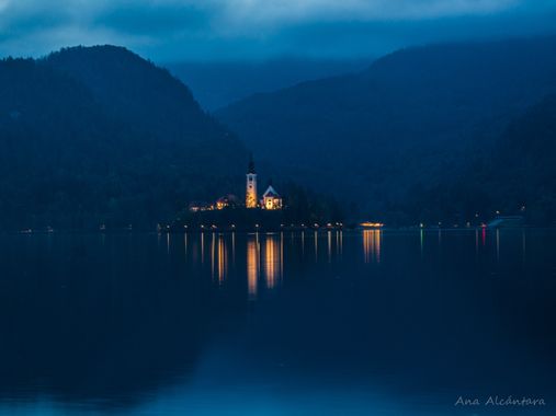 Ana10valenciana en Hamelin: Paisaje  (Bled), #nocturnos #lago #reflejos #lagobled #Eslovenia #horaazul 