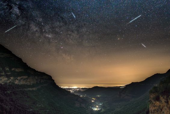3pnoe6 en Hamelin: Paisaje  (Camí de Can Sants a Sant Miquel del Fai), Via lactea con contaminacion luminica y algun meteoro