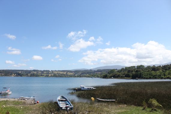 XxPrOzMeNxX en Hamelin: Paisaje  (Lago Ranco), #agua #arboles #bäume #boat #boot #bote #cielo #clouds #color #colors #farbe #grass #gras #lago #lake #natur...