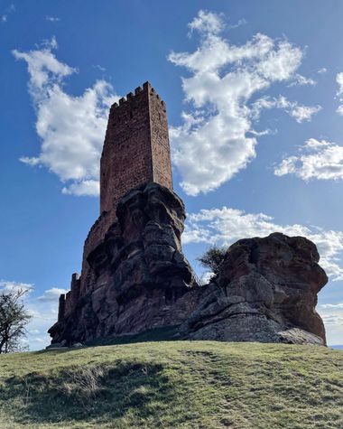 ASivan en Hamelin: Paisaje  (Campillo de Dueñas), F o r t a l e z a s   c o n   e n c a n t o⛰️🏰
📍Castillo roquero de Zafra - Siglo XII - Sierra de Calde...