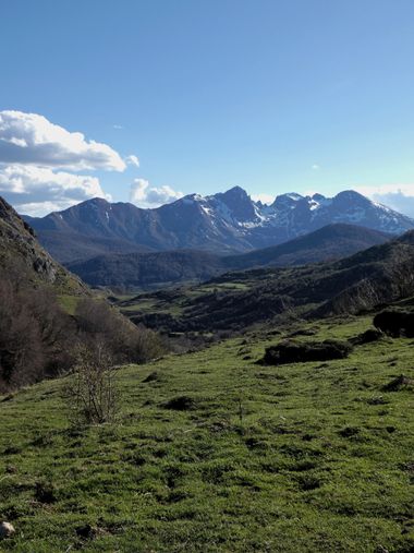 mariale en Hamelin: Paisaje, 📸 #marialemdza
Ruta del 15/04/2022
#MacizoDeMampodre
#Montaña
#ProvinciaDeLeón
#CordilleraCantábrica 
