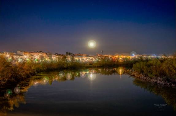 Menlup en Hamelin: Paisaje  (Córdoba), Las luces de la ciudad.