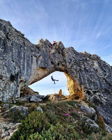 aidalzira en Hamelin: Paisaje  (La Vall de Gallinera), Haciendo rapel en la foradá, ruta desde Benissivá. #paisaje #comunitatvalenciana #alicante 