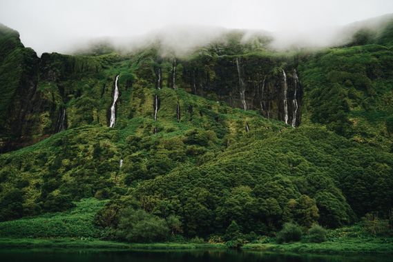 @chamo.raw en Hamelin: Paisaje  (Lajes das Flores), Uno de esos paisajes que parecen de película #hamelin 