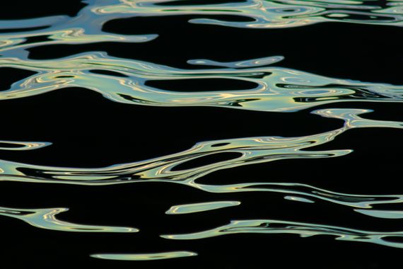 Ignicapillus en Hamelin: Paisaje  (Barcelona), Reflejos acuáticos

Bajo la sombra de un muelle (zonas negras) se colaban reflejos exteriores; el azul perte...