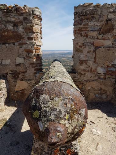 Ana Guillén en Hamelin: Paisaje  (Marvão), Cañón en lo alto de la fortaleza/castillo de Marvão, en Portugal. 