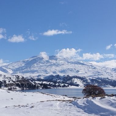 porroalejandra7 en Hamelin: Paisaje  (Ñorquín), #volcanes #cordilleradelosandes #naturalezaargentina #aguastermales 
El volcán copahue, ubicado entre la fr...