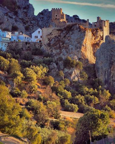 David Rubio en Hamelin: Paisaje  (Zuheros), Vistas del pueblo y del Castillo de Zuheros desde la Vía Verde del aceite, Córdoba.

Fotografía realizada duran...