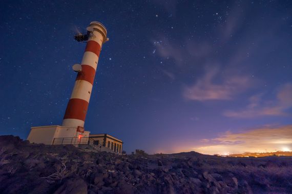 Enrique González en Hamelin: Paisaje  (Arico), El faro de Poris de Abona en la isla de Tenerife bajo la constelación de Orión y las Pleyades. Espero que os...