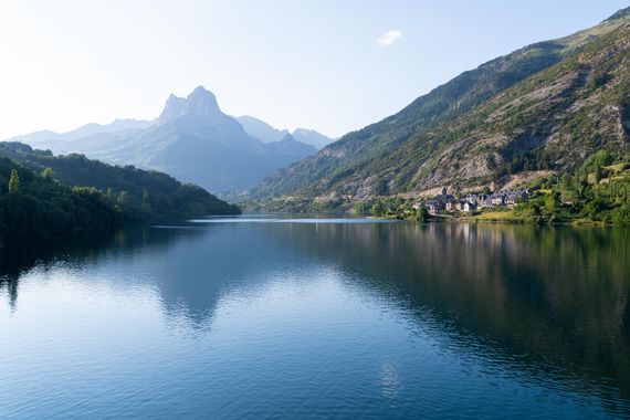 Emilu6284 en Hamelin: Paisaje  (Sallent de Gállego), Reflections of Lanuza and the Pyrenees
#pirineos #lago #huesca #paisaje #reflejos #reflejo #pyrenees #...