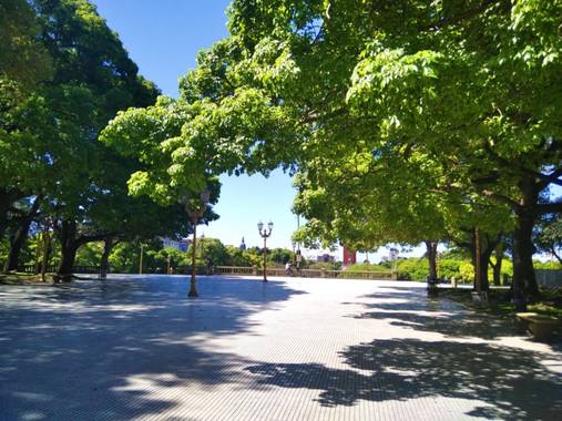 José Manuel Vargas  en Hamelin: Paisaje  (Ciudad de Buenos Aires), Plaza San Martín, Buenos Aires, Argentina. 