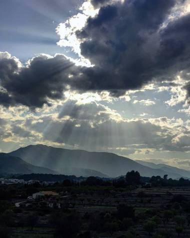 aidalzira en Hamelin: Paisaje  (Llíber), Una tarde de paseo por la montañera de llíber.Pude disfrutar de este espectáculo de luces.❤️
#paisajes #paisaje 