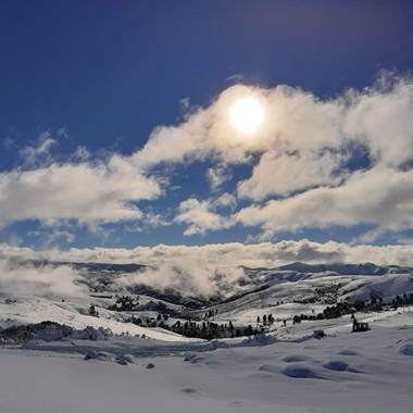 tattuz586 en Hamelin: Paisaje  (Junín de los Andes), #vidasalvaje #pueblosdemontaña #invierno #nieve #patagonia #patagoniaargentina #blanco #frio #cieloazu...