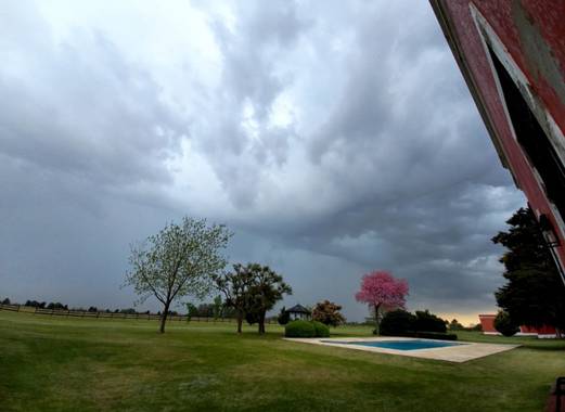 Arraezanyela en Hamelin: Paisaje  (Manuel Alberti), Cielo lluvioso