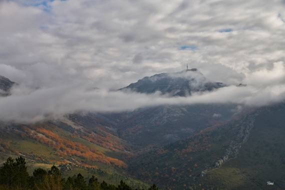 Tonigarduno86 en Hamelin: Paisaje  (Monsagro), Peña de Francia entre las nubes ☁️ 
#paisajesnaturales 