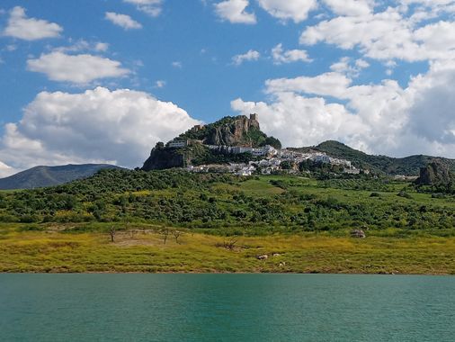 Apasnau75 en Hamelin: Paisaje  (Zahara), El bonito pueblo fotografiado desde el embalse.