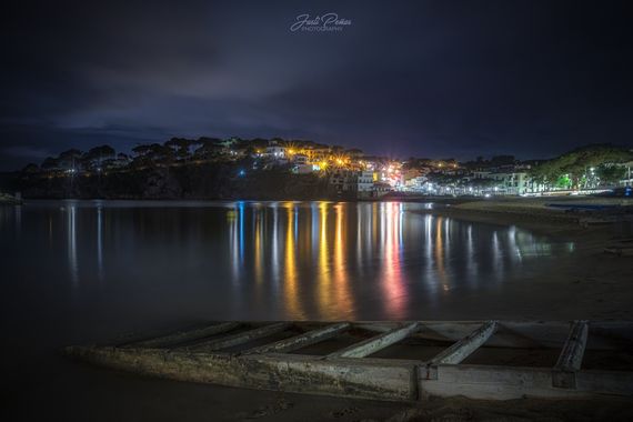 Justi en Hamelin: Paisaje  (Palafrugell), Reflejos de ciudad en el espejo del Mediterráneo...una noche de invierno donde poco importaba el frío ambiente,s...