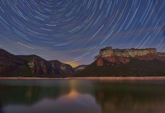 Joanbrio en Hamelin: Paisaje  (Vilanova de Sau), Una circumpolar sobre el Pantano de Sau. Una noces fria y con Buenos cielos. 
#apfb 
#astrofotografia #noc...