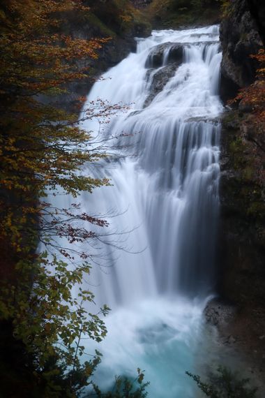 Eritz.cortazar en Hamelin: Paisaje  (Huesca), una de mis cascadas favoritas es la cascada de la cueva  que se encuentra en el camino hacia cola caballo
