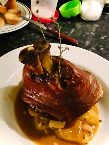 g_4.jandi en Hamelin: Paisaje, #Gastronomia, Codillo de cerdo con su salsa de asado y patatas panaderas .