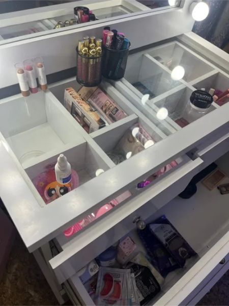 بيرو لون ابيض مع اضاءة صفراء