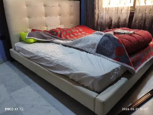 تخت كبير لشخصين حالته جيدة جدا يوجد شق بالجلد كما هو موضح بالصورة متين وما بأثر الشق ابدا