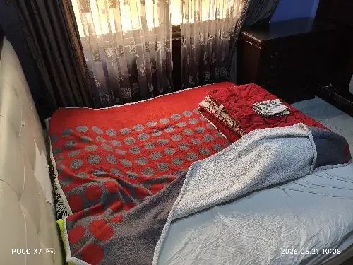 تخت كبير لشخصين حالته جيدة جدا يوجد شق بالجلد كما هو موضح بالصورة متين وما بأثر الشق ابدا