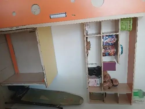 غرفة نوم اطفال طابقين و جرار بيصير تخت تالت او صندوق و مكتبة تثبت عالحيط و طاولة ٤