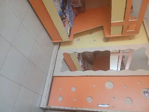 غرفة نوم اطفال طابقين و جرار بيصير تخت تالت او صندوق و مكتبة تثبت عالحيط و طاولة ٤