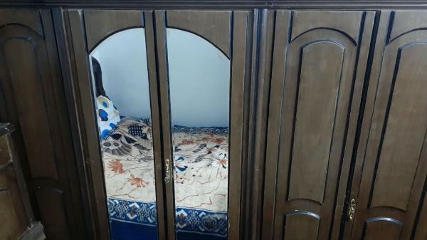 للبيع غرفة نوم متكاملة خمسة قطع تحتاج بخ فقط زان