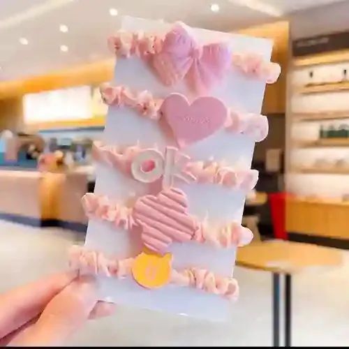 ⁨ دلعي صغيرتك بأجمل كلبسات وربطات الشعر