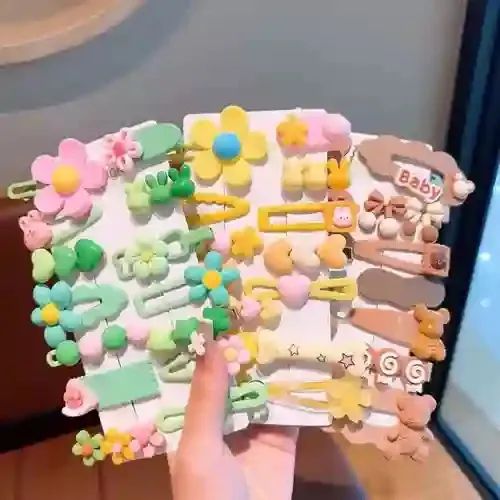 ⁨ دلعي صغيرتك بأجمل كلبسات وربطات الشعر