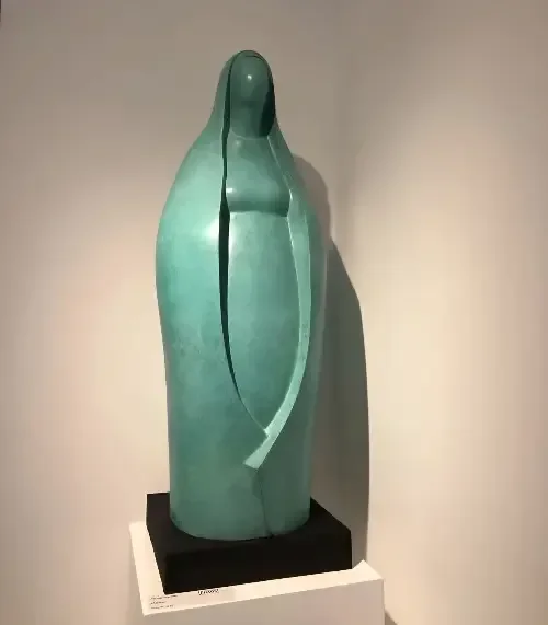 منحوتة فنية حجر تجسد العد