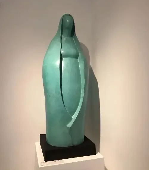 منحوتة فنية حجر تجسد العد