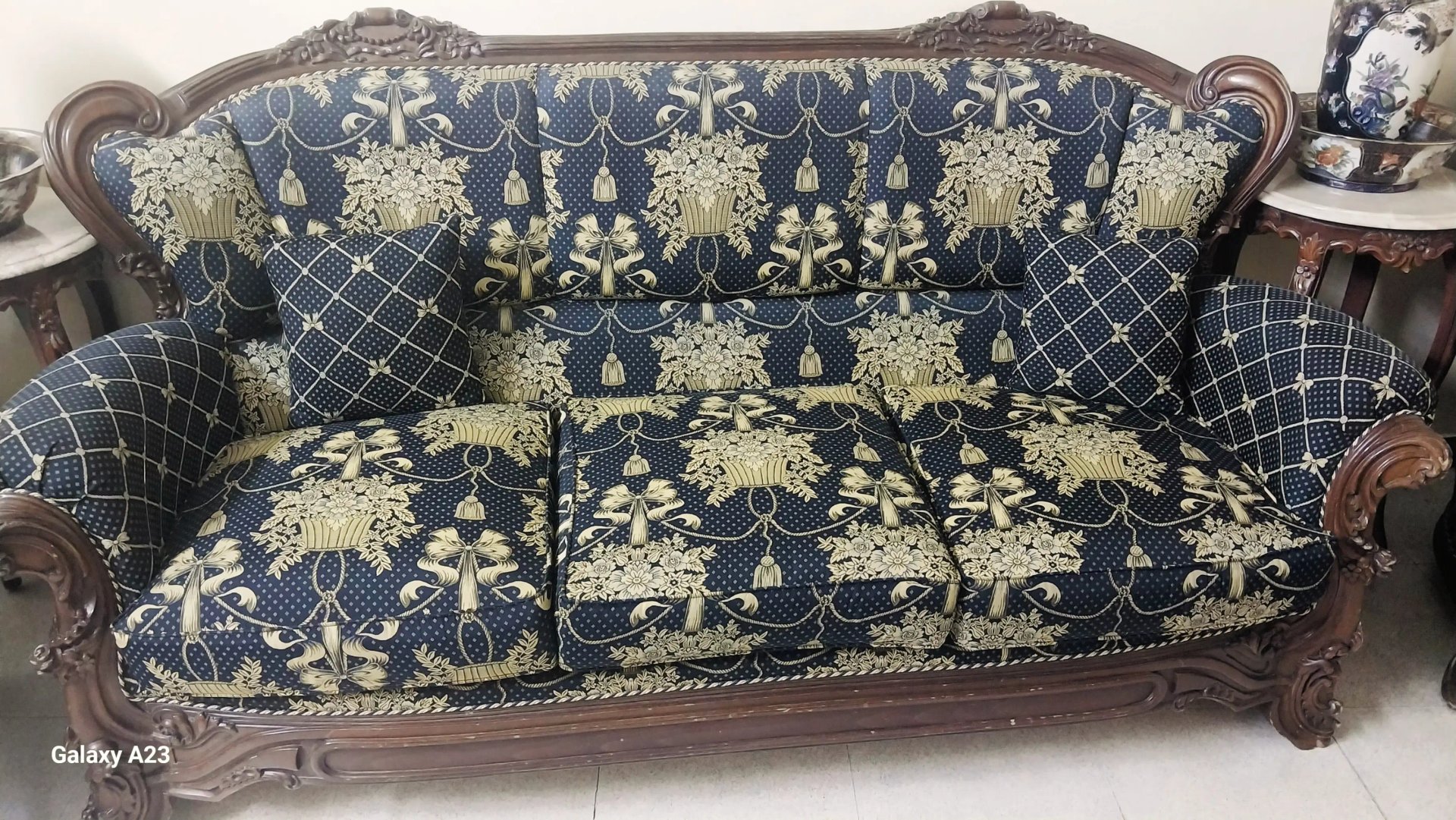 طقم ضيوف حفر مصري نضافه ثلاثيه واربع مفارد مع طقم طاولات